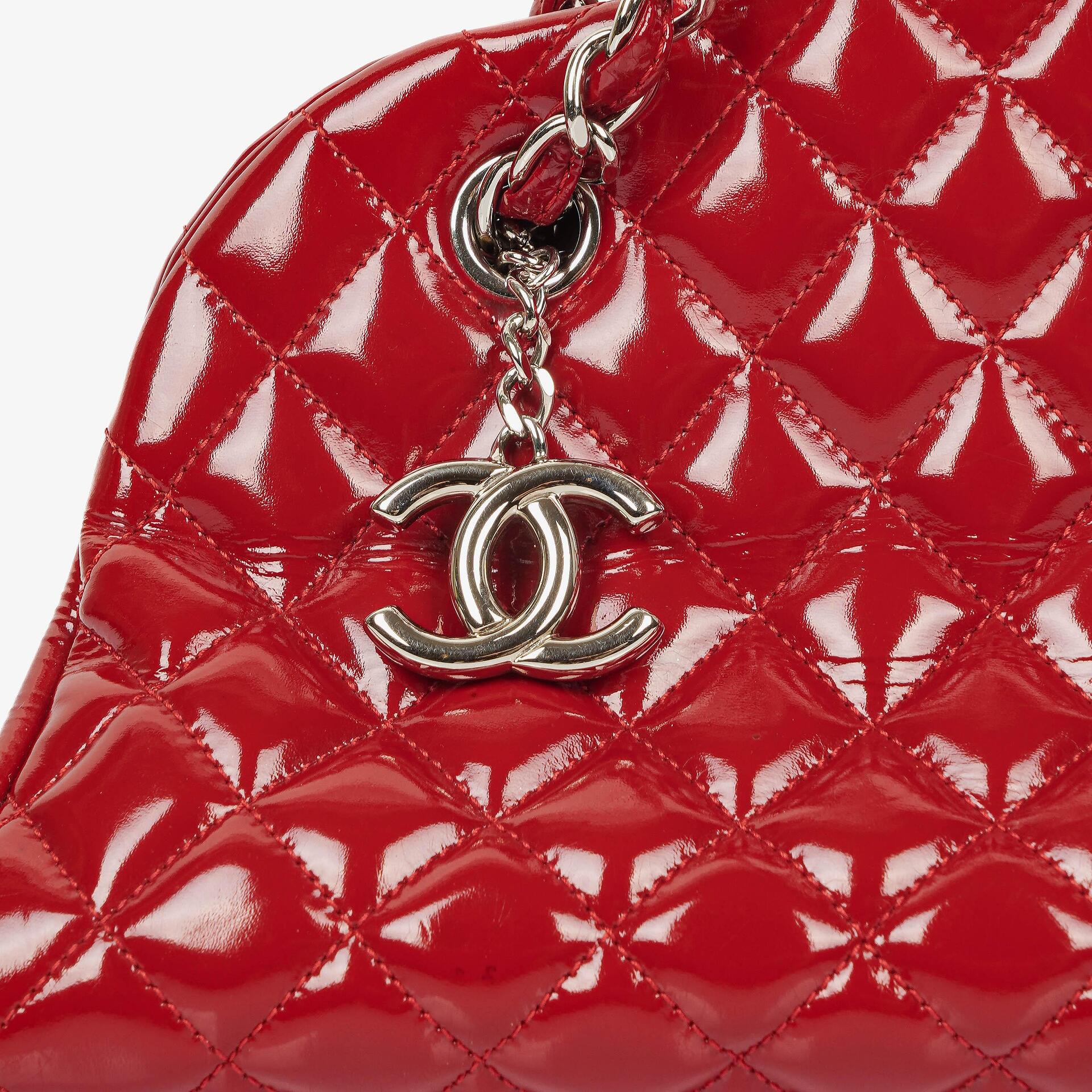 Chanel Just Mademoiselle Bowling Tasche aus rotem gestepptem Lackleder