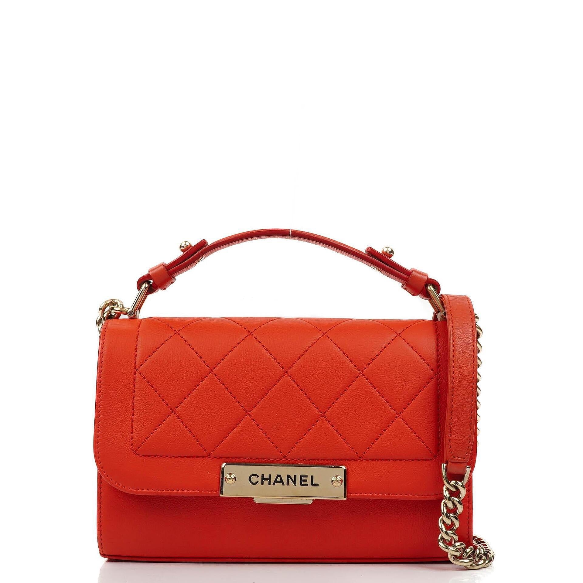 Chanel Label Click Flap Tasche aus rotem gestepptem Kalbsleder mit goldfarbenen Beschlägen