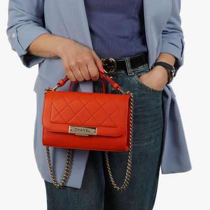 Chanel Label Click Flap Tasche aus rotem gestepptem Kalbsleder mit goldfarbenen Beschlägen