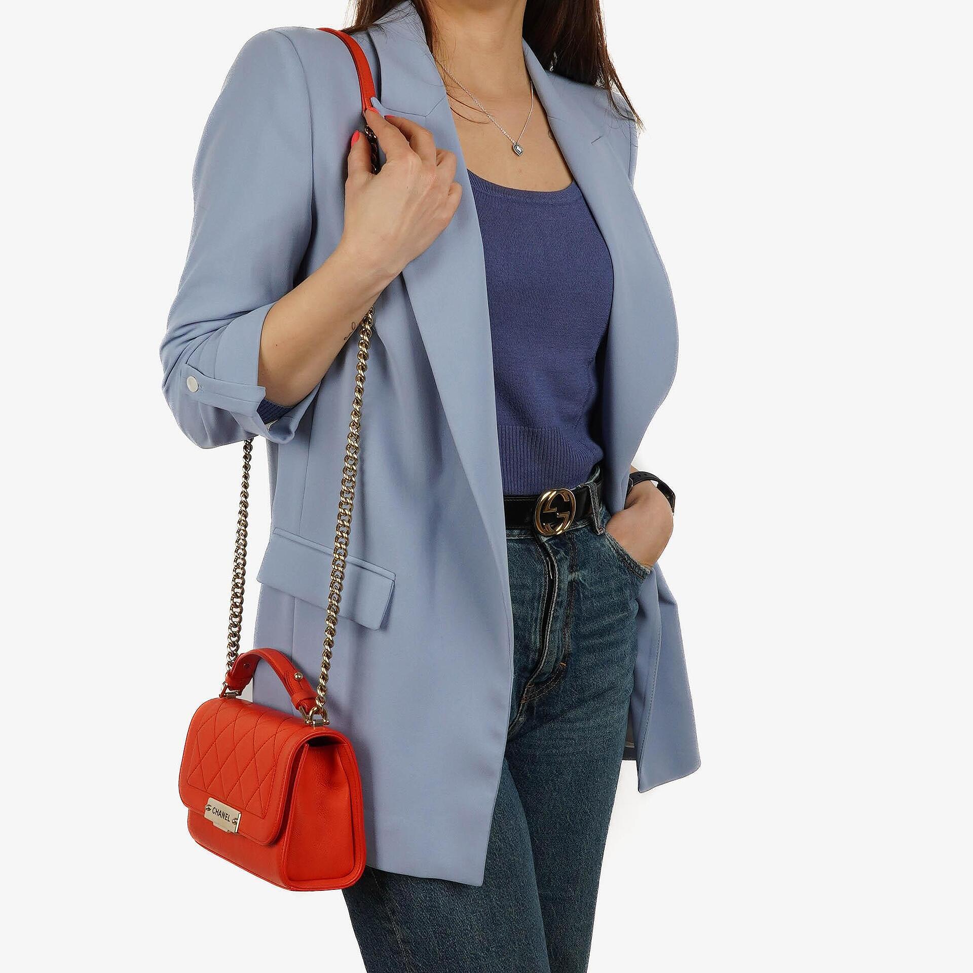 Chanel Label Click Flap Tasche aus rotem gestepptem Kalbsleder mit goldfarbenen Beschlägen