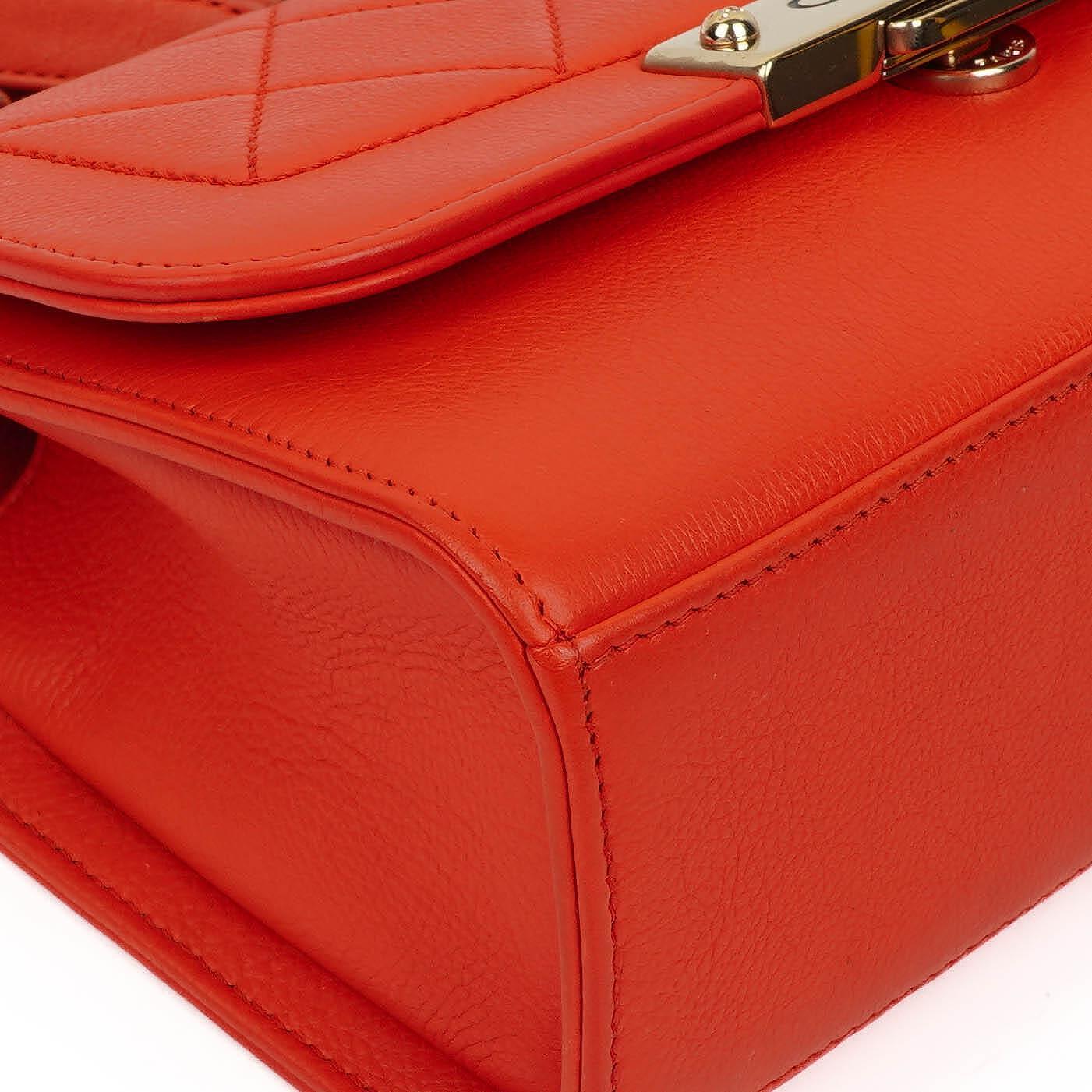Chanel Label Click Flap Tasche aus rotem gestepptem Kalbsleder mit goldfarbenen Beschlägen
