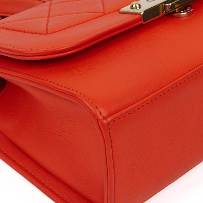 Chanel Label Click Flap Tasche aus rotem gestepptem Kalbsleder mit goldfarbenen Beschlägen