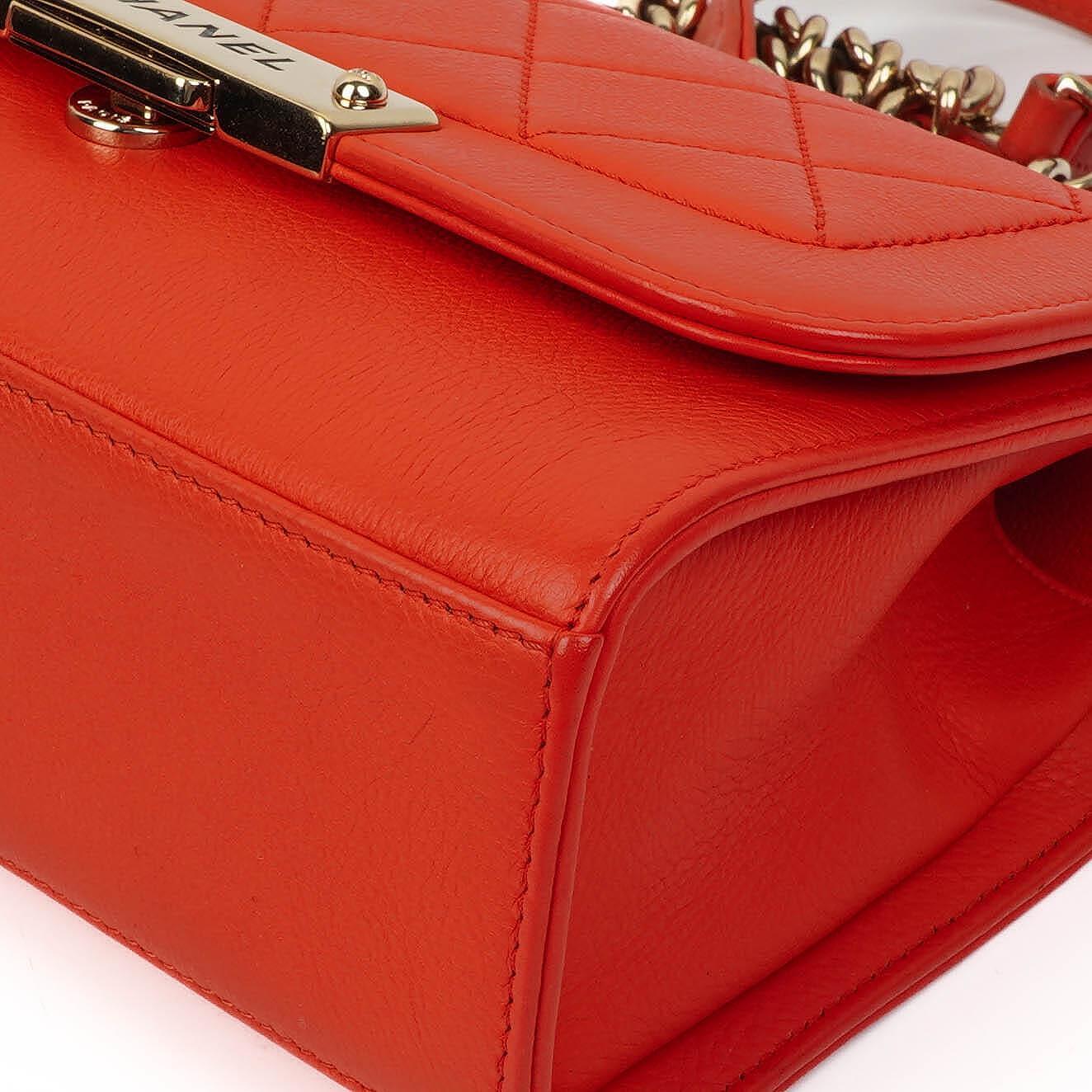 Chanel Label Click Flap Tasche aus rotem gestepptem Kalbsleder mit goldfarbenen Beschlägen