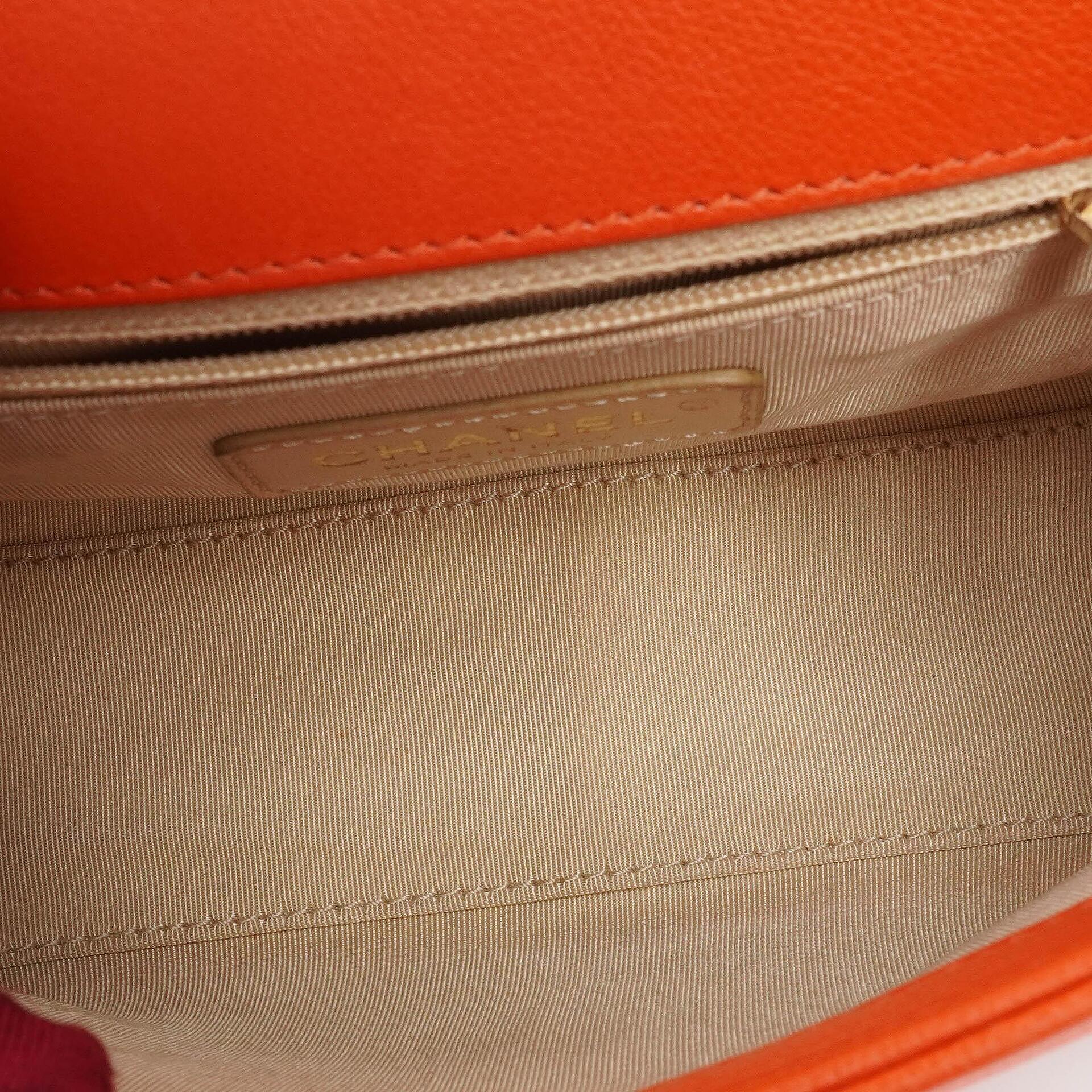 Chanel Label Click Flap Tasche aus rotem gestepptem Kalbsleder mit goldfarbenen Beschlägen