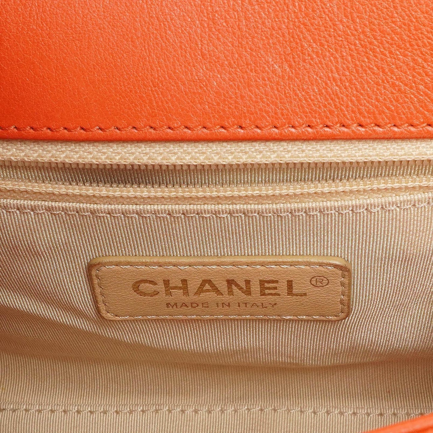 Chanel Label Click Flap Tasche aus rotem gestepptem Kalbsleder mit goldfarbenen Beschlägen
