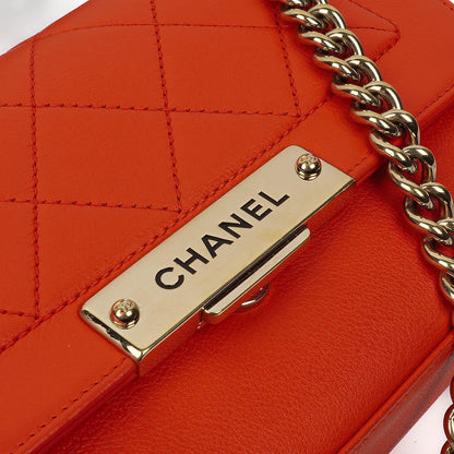 Chanel Label Click Flap Tasche aus rotem gestepptem Kalbsleder mit goldfarbenen Beschlägen
