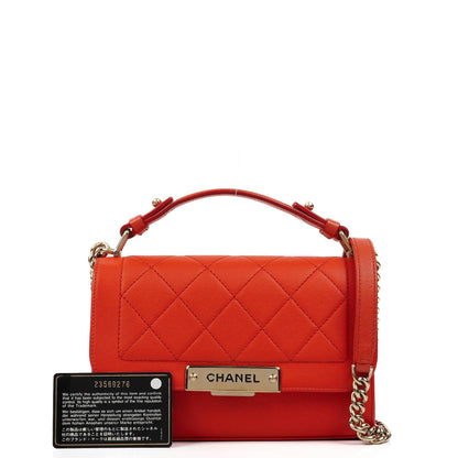 Chanel Label Click Flap Tasche aus rotem gestepptem Kalbsleder mit goldfarbenen Beschlägen