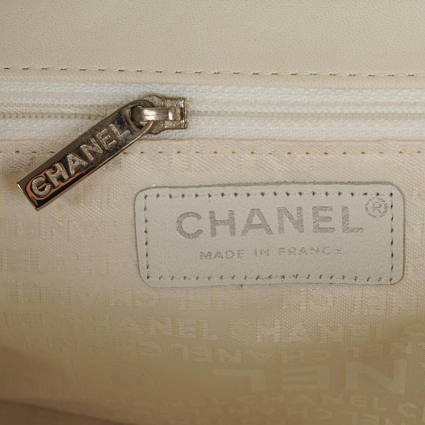 Chanel Lady Graphic Flap Tasche aus gestepptem Leder