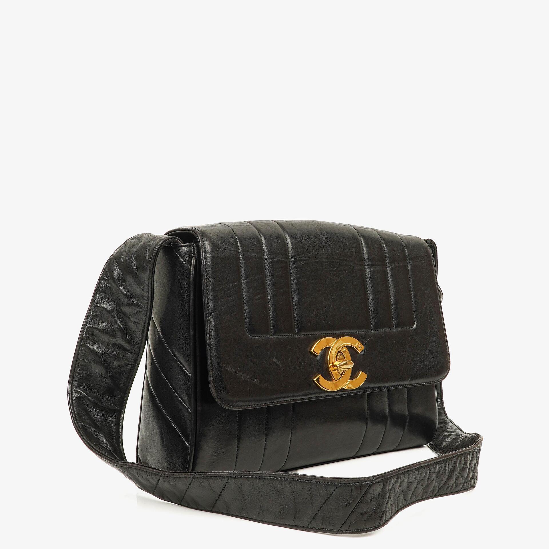 Chanel Lammleder Schwarz Vertikal Stepp Maxi CC Flap Schultertasche