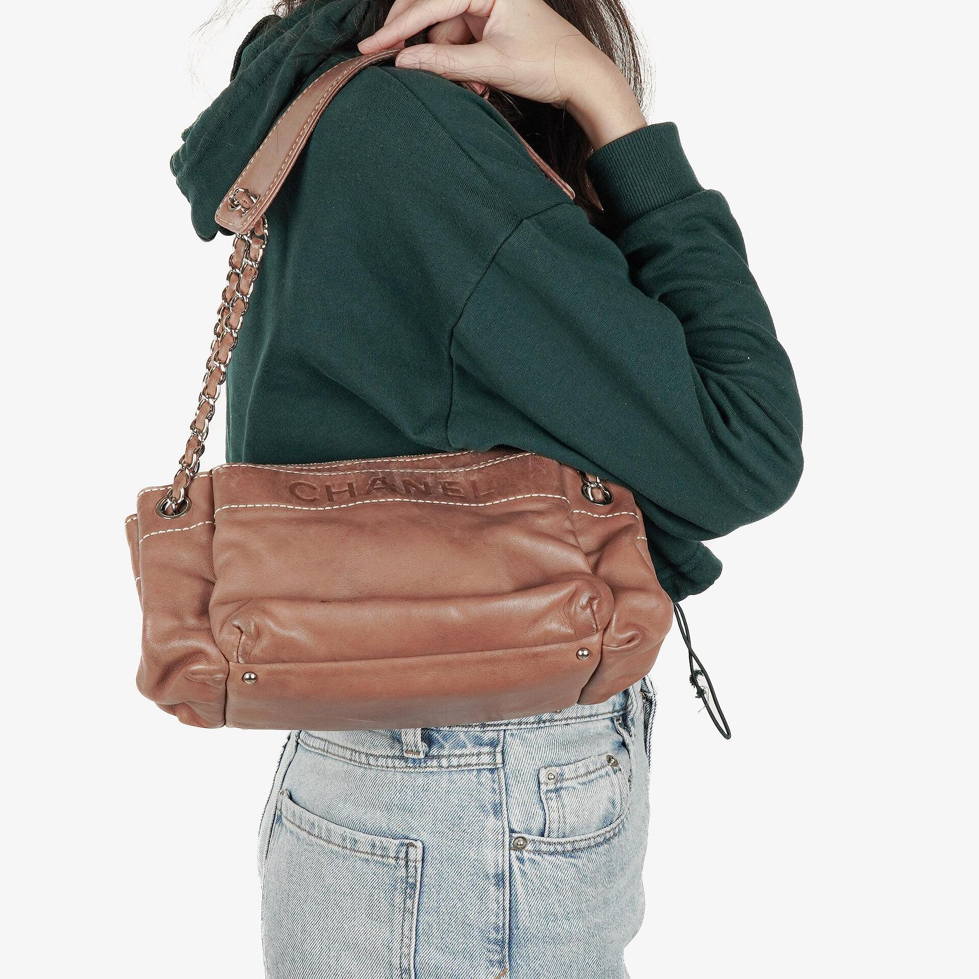 CHANEL Lax Accordion Hobo Tasche aus Lammleder