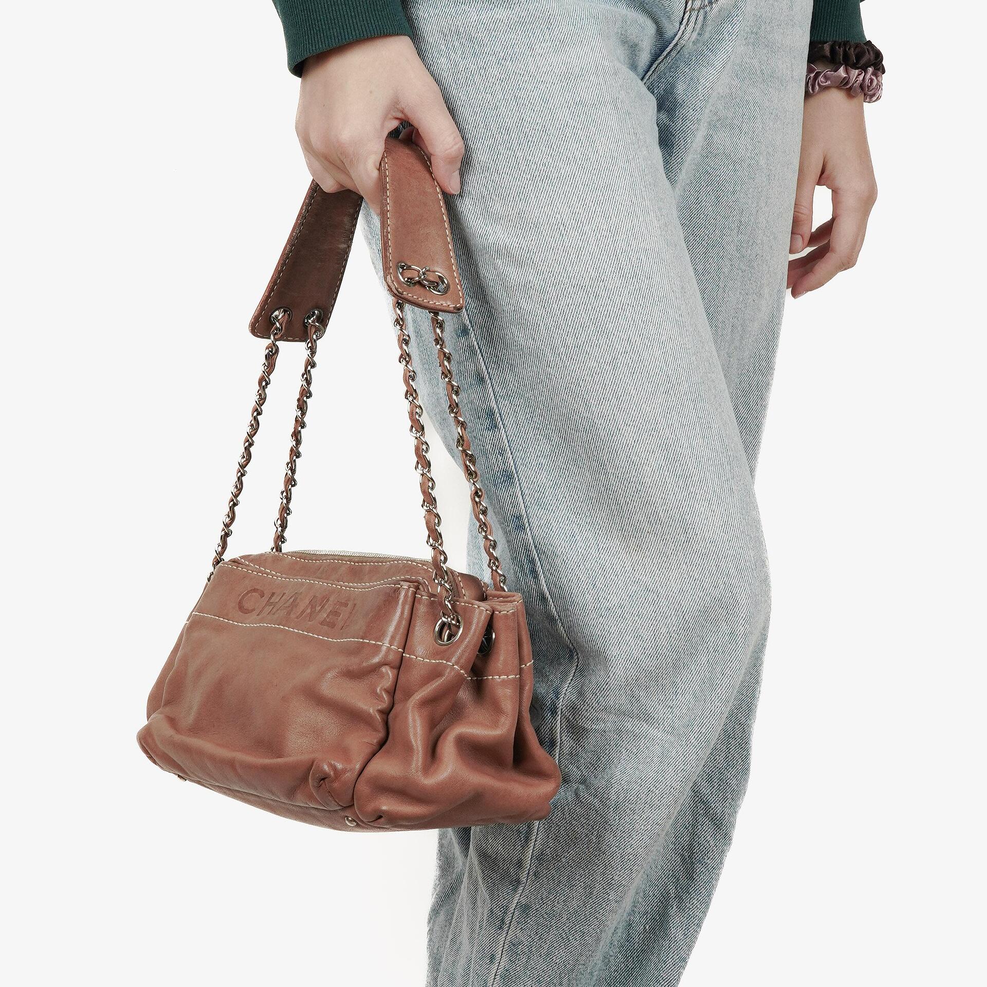 CHANEL Lax Accordion Hobo Tasche aus Lammleder