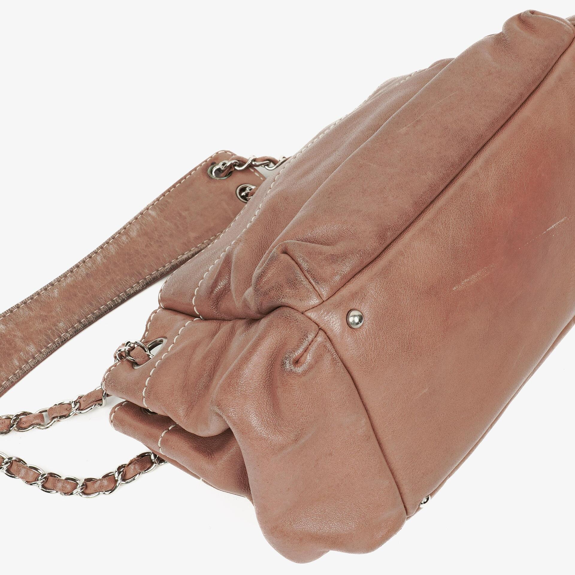 CHANEL Lax Accordion Hobo Tasche aus Lammleder