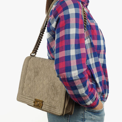 Chanel Große Boy 2013 Metiers D’Art Neutral Gepolsterte Abgenutzte Wildleder Flap Tasche mit Gealterten Goldbeschlägen