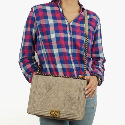Chanel Große Boy 2013 Metiers D’Art Neutral Gepolsterte Abgenutzte Wildleder Flap Tasche mit Gealterten Goldbeschlägen