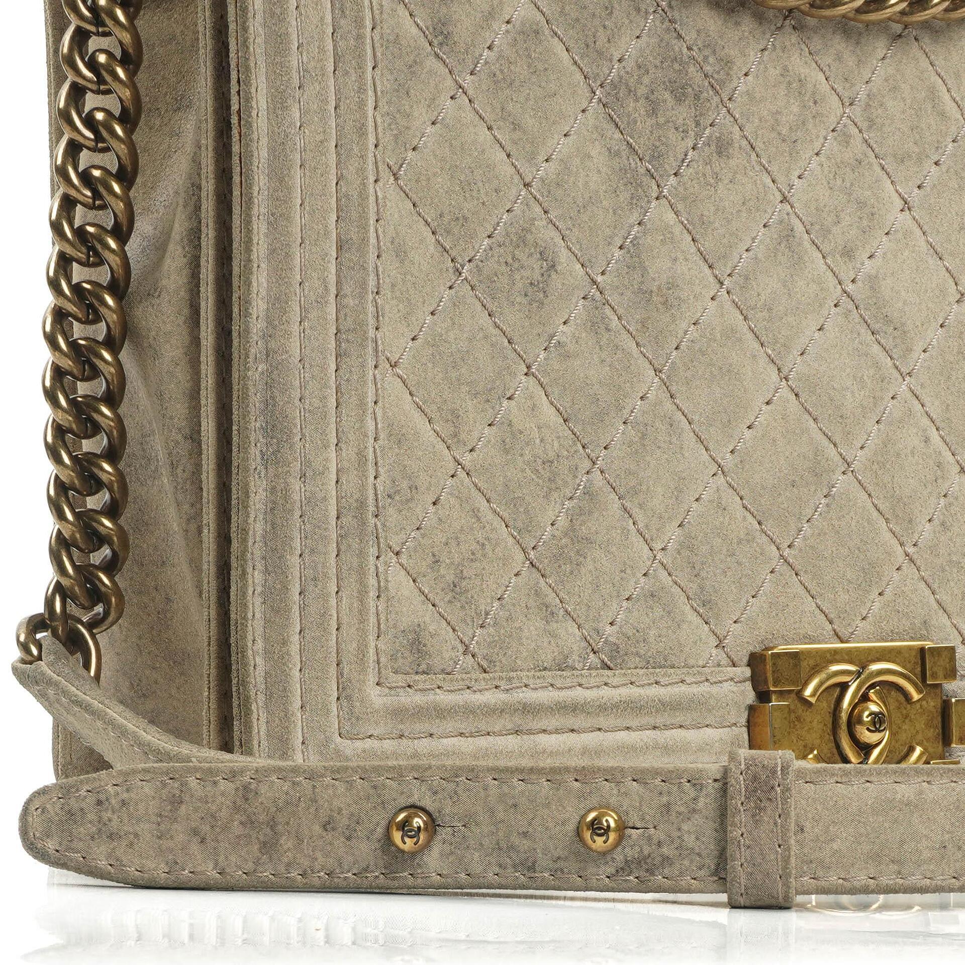 Chanel Große Boy 2013 Metiers D’Art Neutral Gepolsterte Abgenutzte Wildleder Flap Tasche mit Gealterten Goldbeschlägen