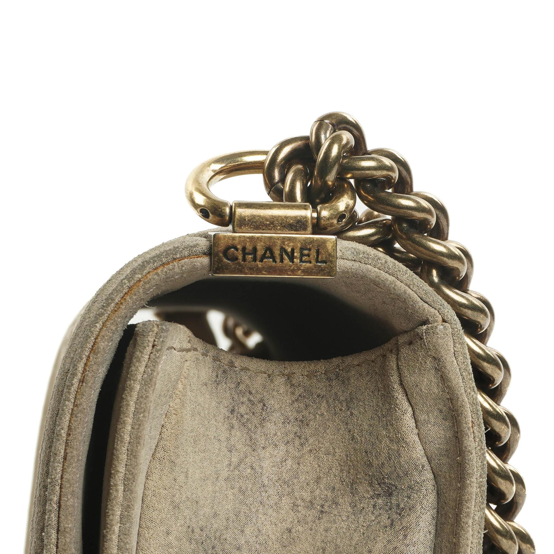 Chanel Große Boy 2013 Metiers D’Art Neutral Gepolsterte Abgenutzte Wildleder Flap Tasche mit Gealterten Goldbeschlägen