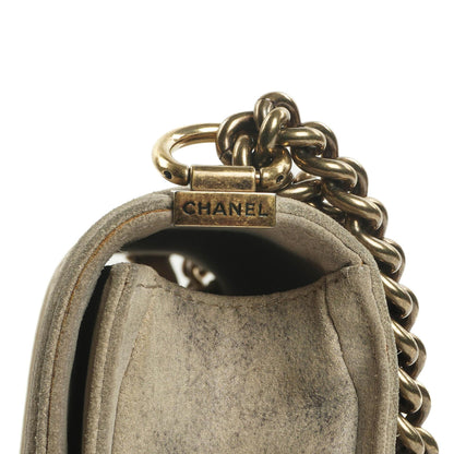 Chanel Große Boy 2013 Metiers D’Art Neutral Gepolsterte Abgenutzte Wildleder Flap Tasche mit Gealterten Goldbeschlägen