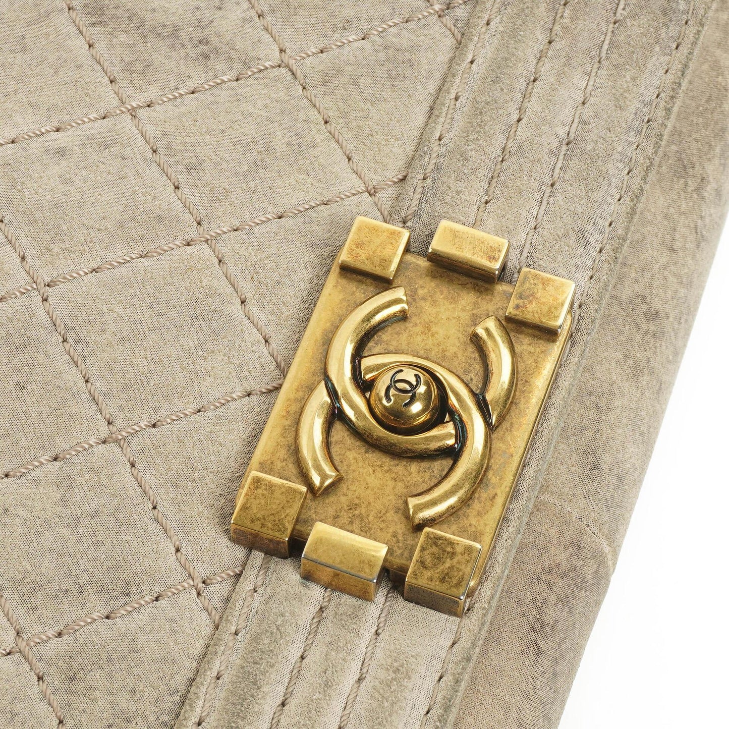 Chanel Große Boy 2013 Metiers D’Art Neutral Gepolsterte Abgenutzte Wildleder Flap Tasche mit Gealterten Goldbeschlägen