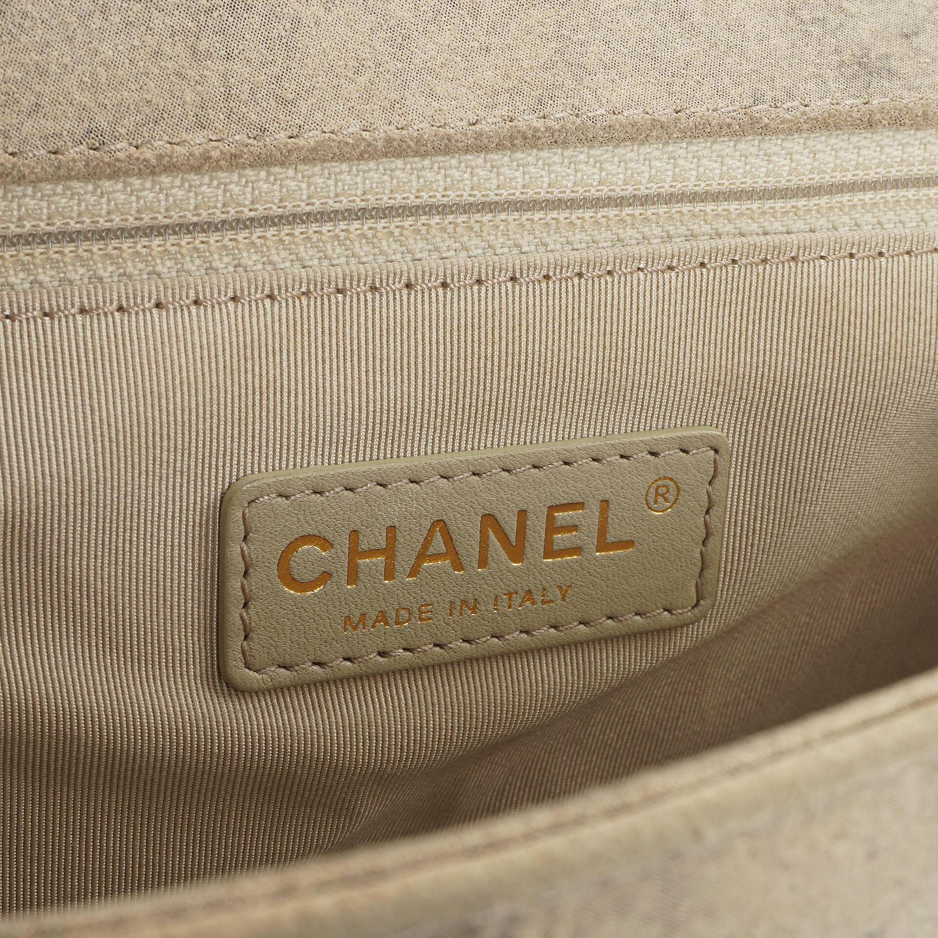 Chanel Große Boy 2013 Metiers D’Art Neutral Gepolsterte Abgenutzte Wildleder Flap Tasche mit Gealterten Goldbeschlägen