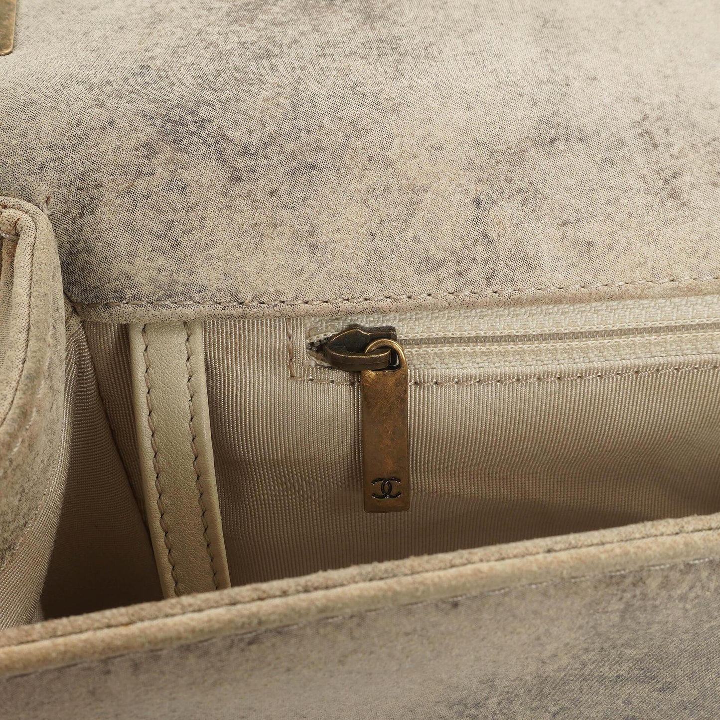 Chanel Große Boy 2013 Metiers D’Art Neutral Gepolsterte Abgenutzte Wildleder Flap Tasche mit Gealterten Goldbeschlägen
