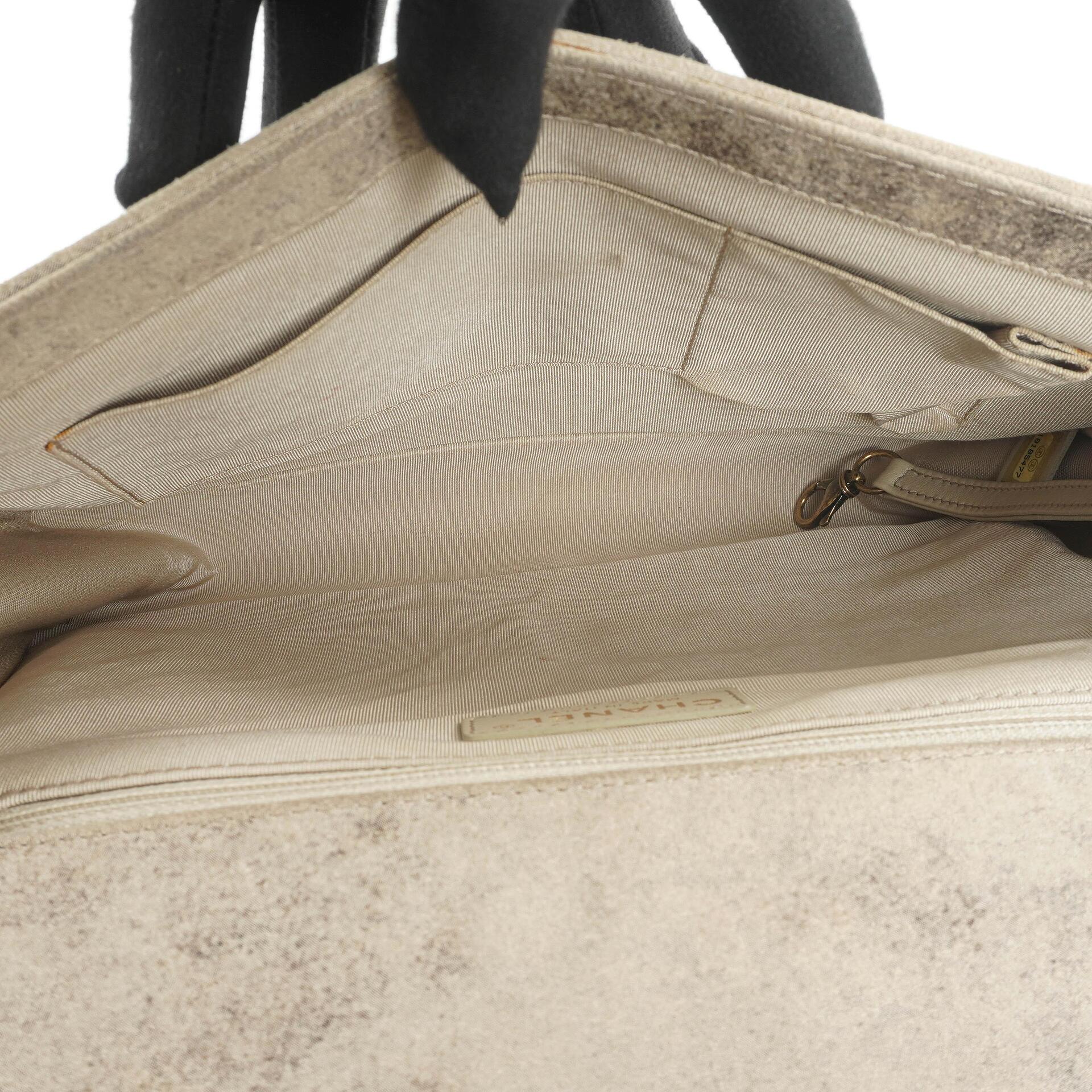 Chanel Große Boy 2013 Metiers D’Art Neutral Gepolsterte Abgenutzte Wildleder Flap Tasche mit Gealterten Goldbeschlägen