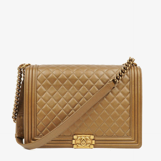 Chanel Große Boy gesteppte Flap Bag in Gold Metallic mit gealterten goldfarbenen Beschlägen