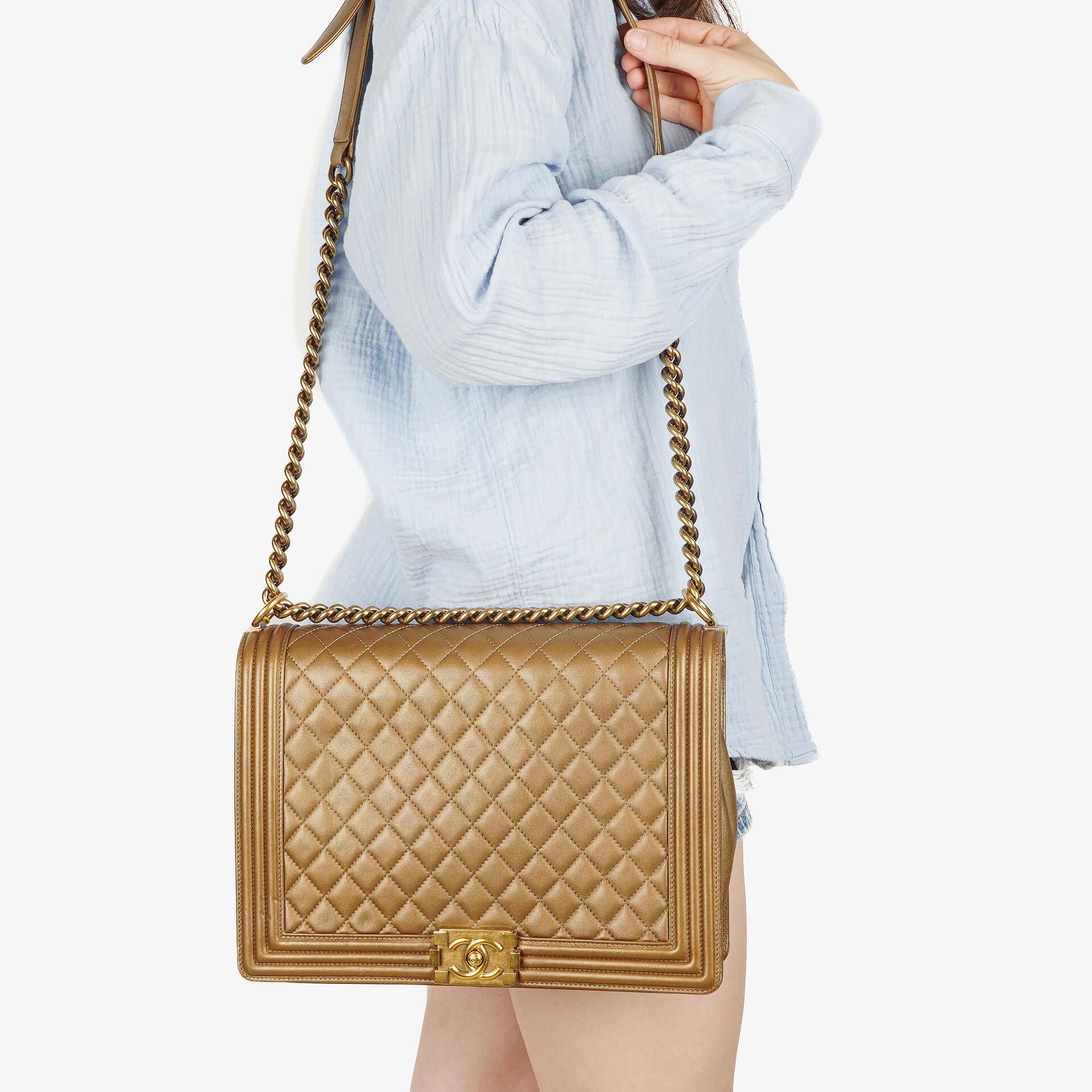 Chanel Große Boy gesteppte Flap Bag in Gold Metallic mit gealterten goldfarbenen Beschlägen