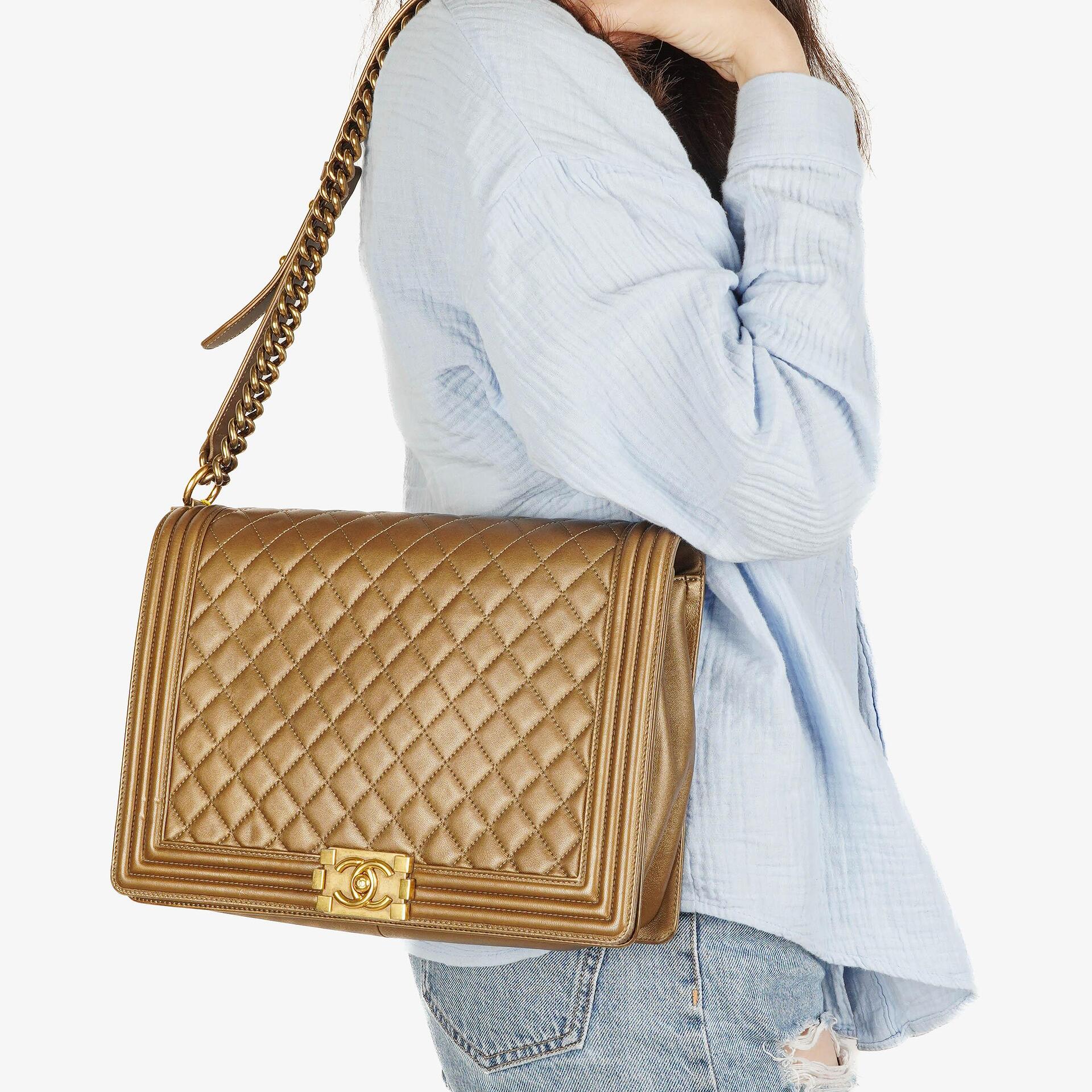 Chanel Große Boy gesteppte Flap Bag in Gold Metallic mit gealterten goldfarbenen Beschlägen