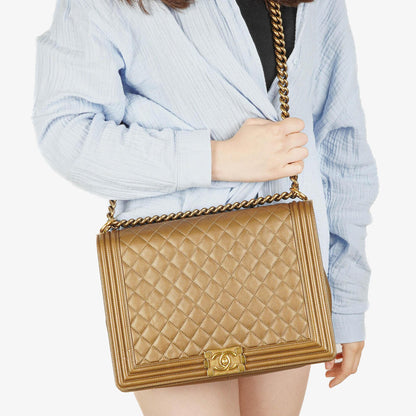 Chanel Große Boy gesteppte Flap Bag in Gold Metallic mit gealterten goldfarbenen Beschlägen