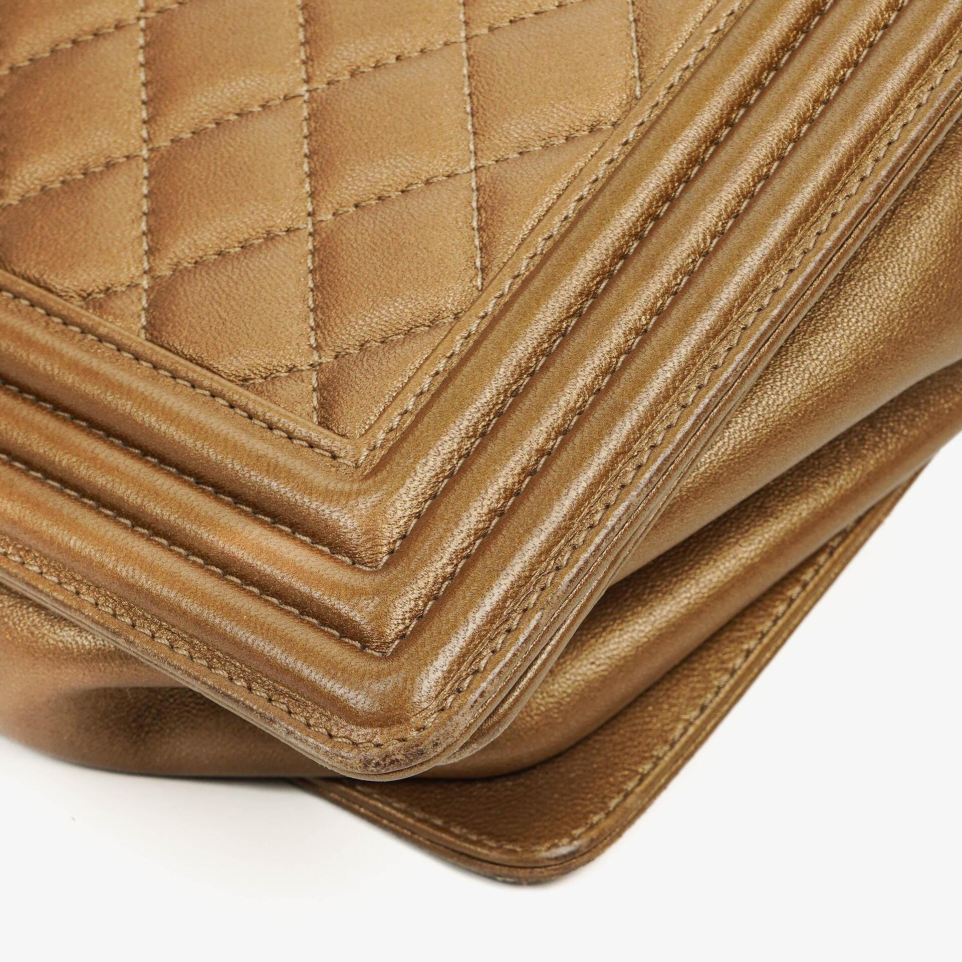 Chanel Große Boy gesteppte Flap Bag in Gold Metallic mit gealterten goldfarbenen Beschlägen