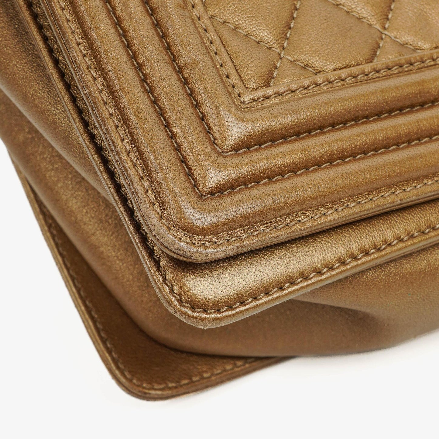 Chanel Große Boy gesteppte Flap Bag in Gold Metallic mit gealterten goldfarbenen Beschlägen