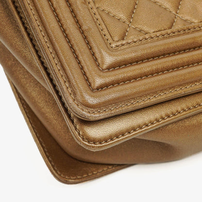 Chanel Große Boy gesteppte Flap Bag in Gold Metallic mit gealterten goldfarbenen Beschlägen