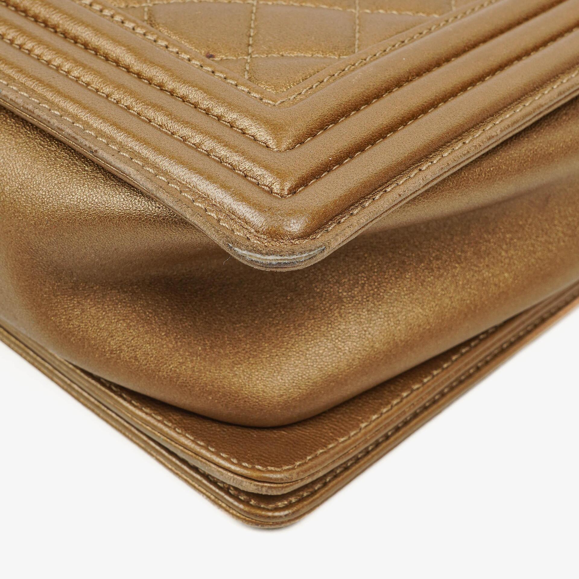 Chanel Große Boy gesteppte Flap Bag in Gold Metallic mit gealterten goldfarbenen Beschlägen