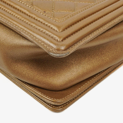 Chanel Große Boy gesteppte Flap Bag in Gold Metallic mit gealterten goldfarbenen Beschlägen