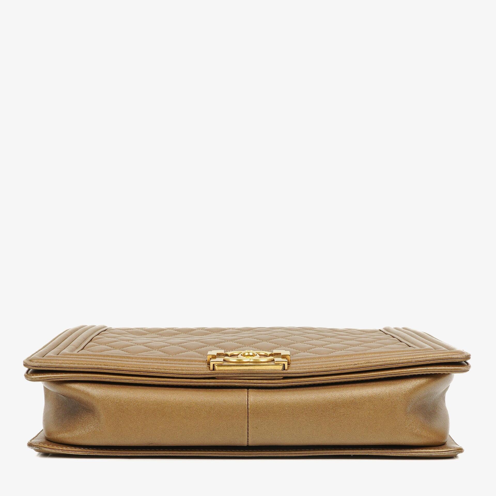 Chanel Große Boy gesteppte Flap Bag in Gold Metallic mit gealterten goldfarbenen Beschlägen