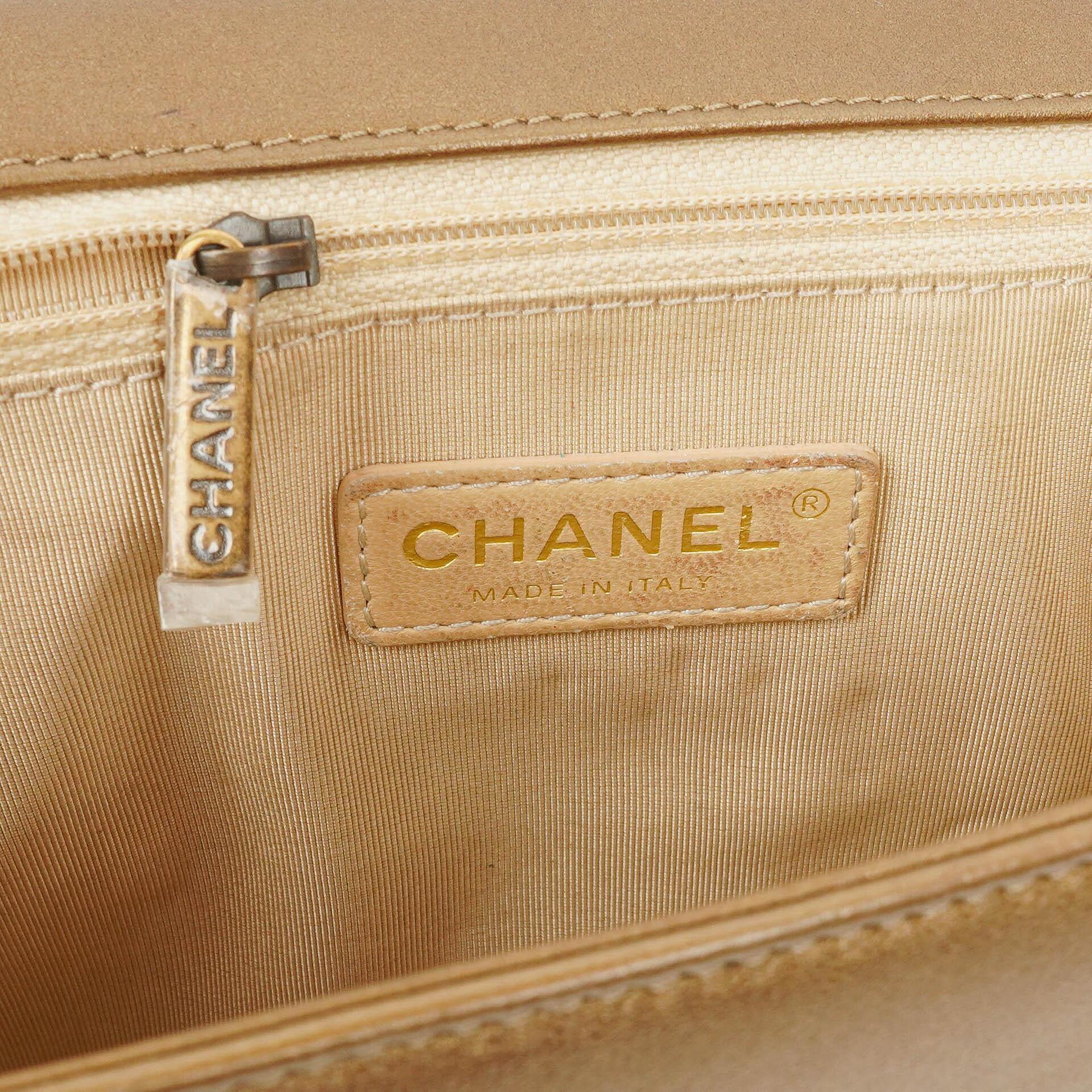 Chanel Große Boy gesteppte Flap Bag in Gold Metallic mit gealterten goldfarbenen Beschlägen
