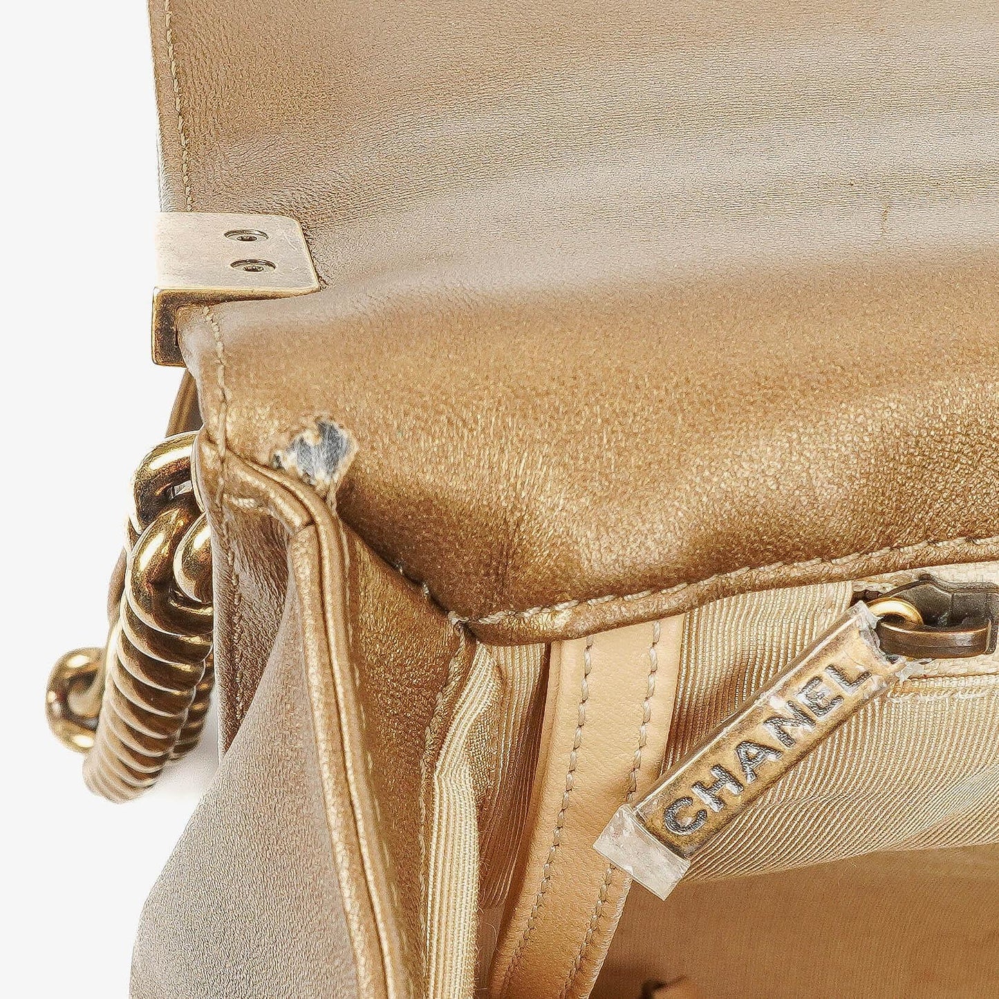 Chanel Große Boy gesteppte Flap Bag in Gold Metallic mit gealterten goldfarbenen Beschlägen