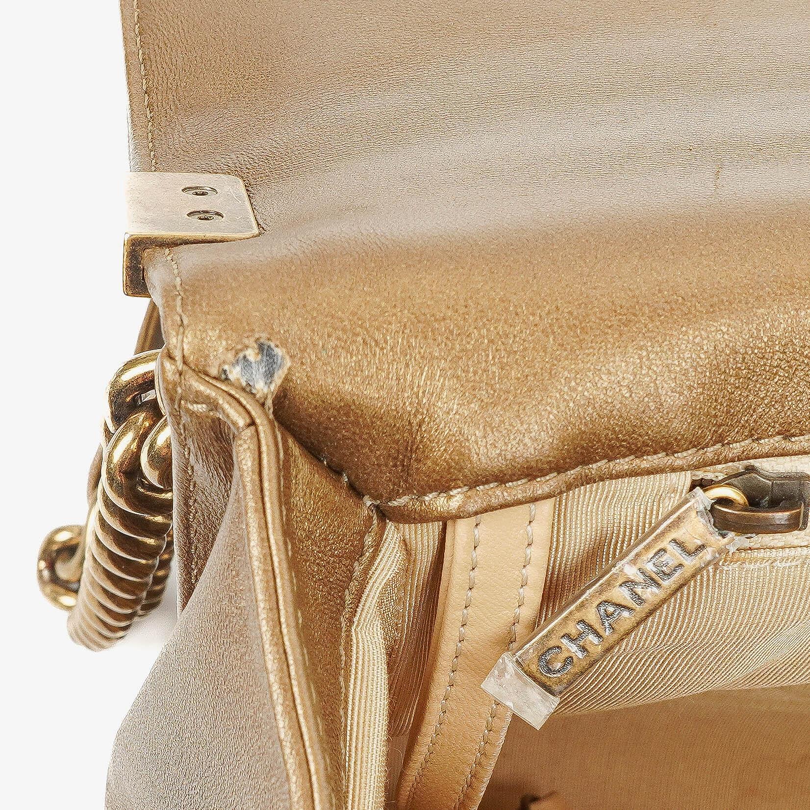 Chanel Große Boy gesteppte Flap Bag in Gold Metallic mit gealterten goldfarbenen Beschlägen