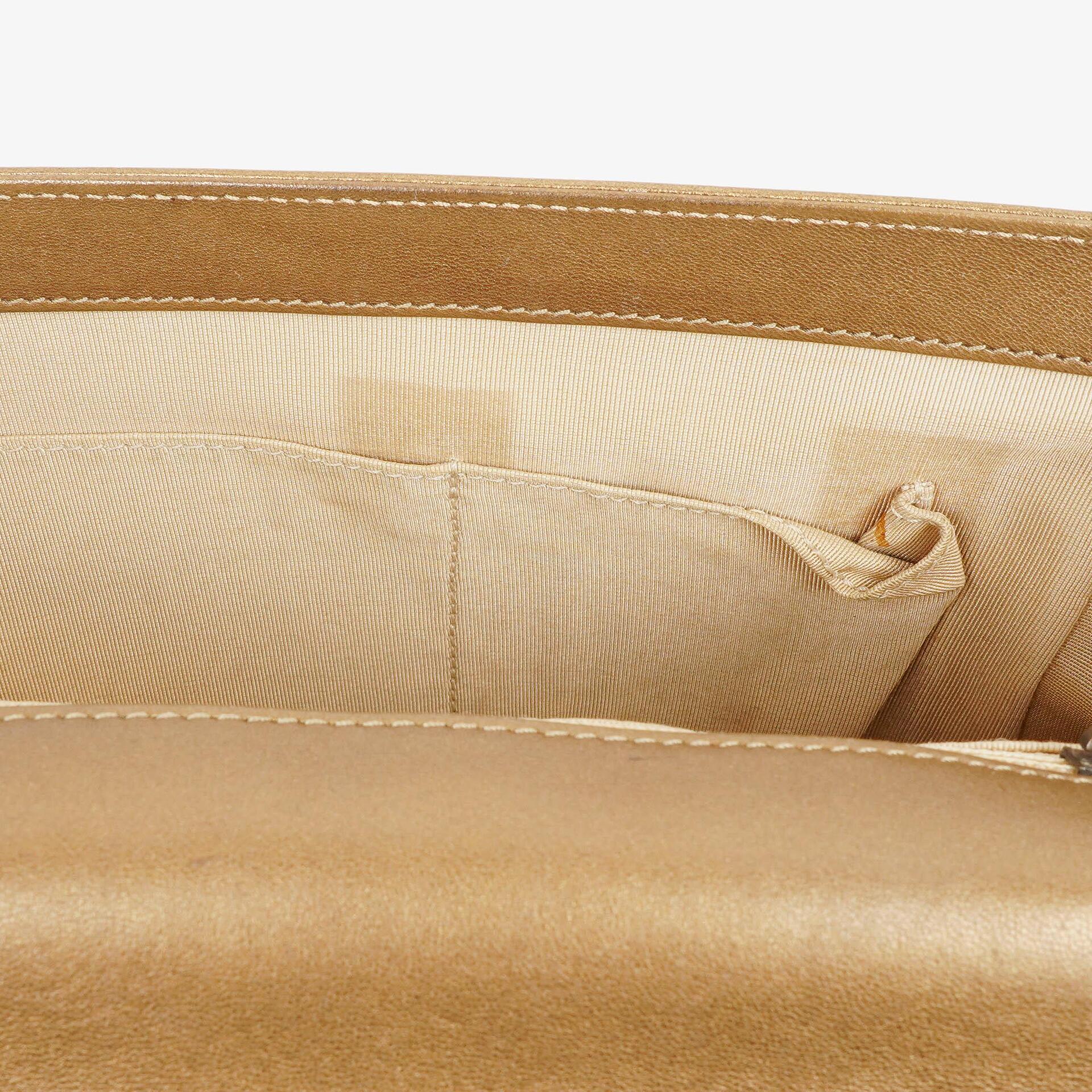 Chanel Große Boy gesteppte Flap Bag in Gold Metallic mit gealterten goldfarbenen Beschlägen