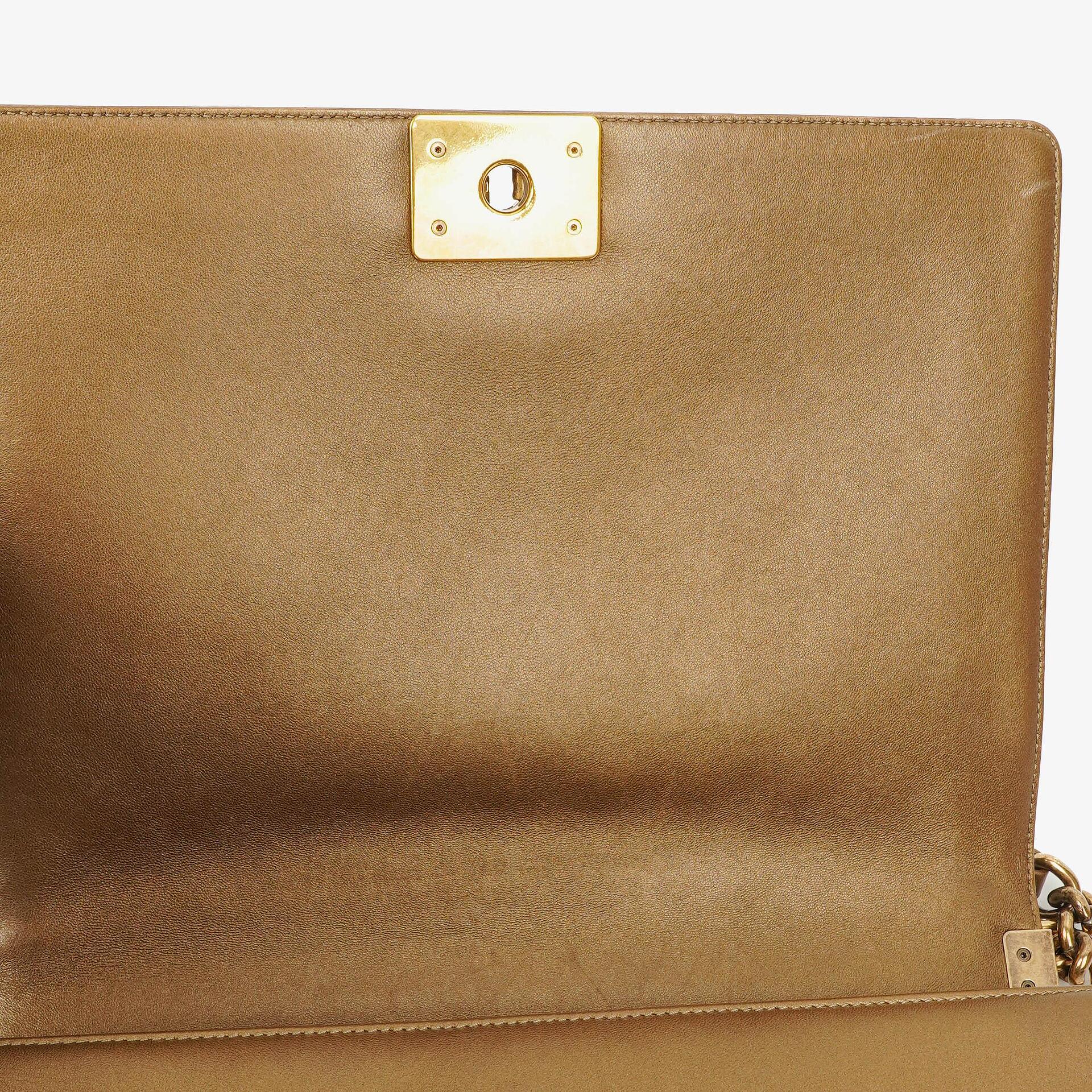 Chanel Große Boy gesteppte Flap Bag in Gold Metallic mit gealterten goldfarbenen Beschlägen