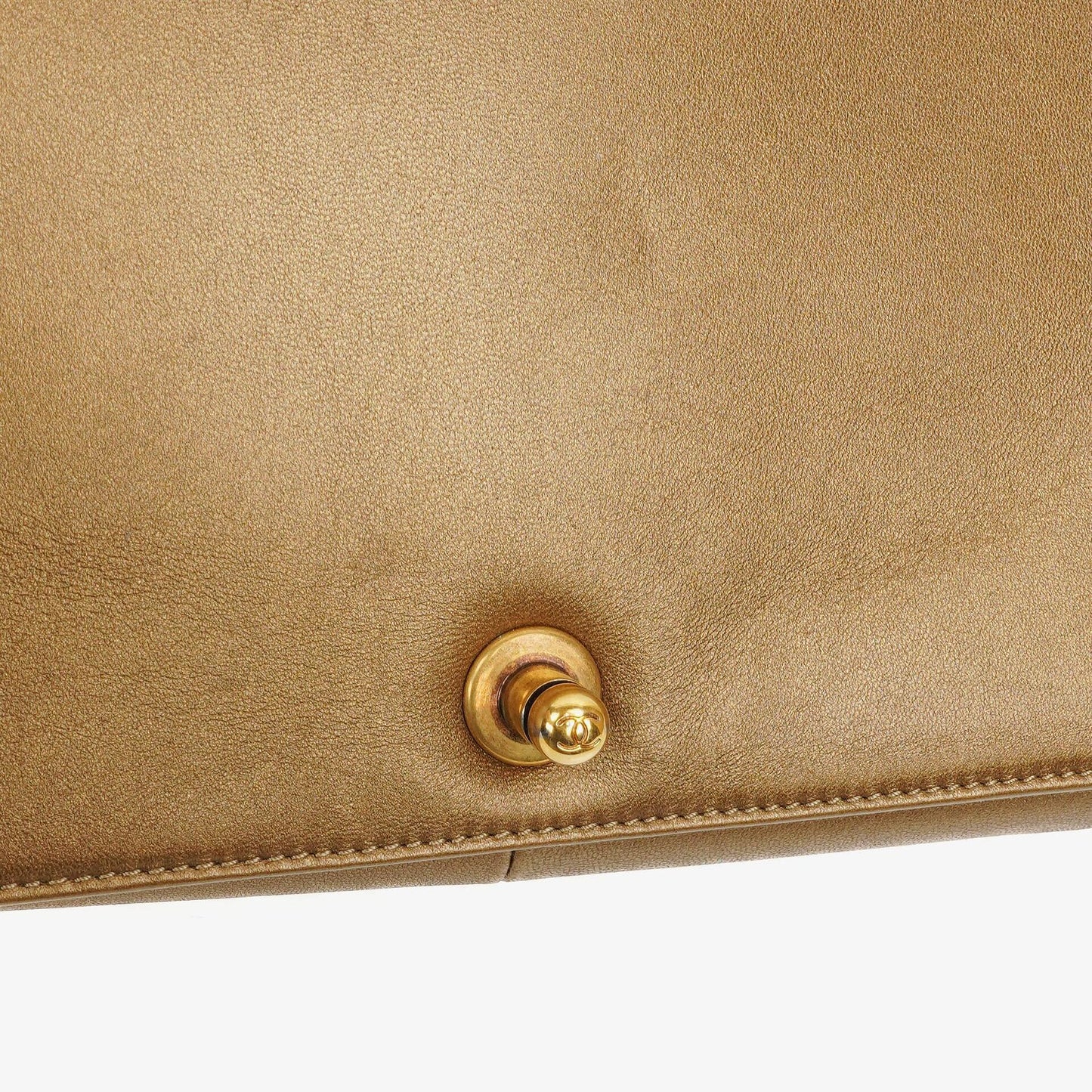 Chanel Große Boy gesteppte Flap Bag in Gold Metallic mit gealterten goldfarbenen Beschlägen