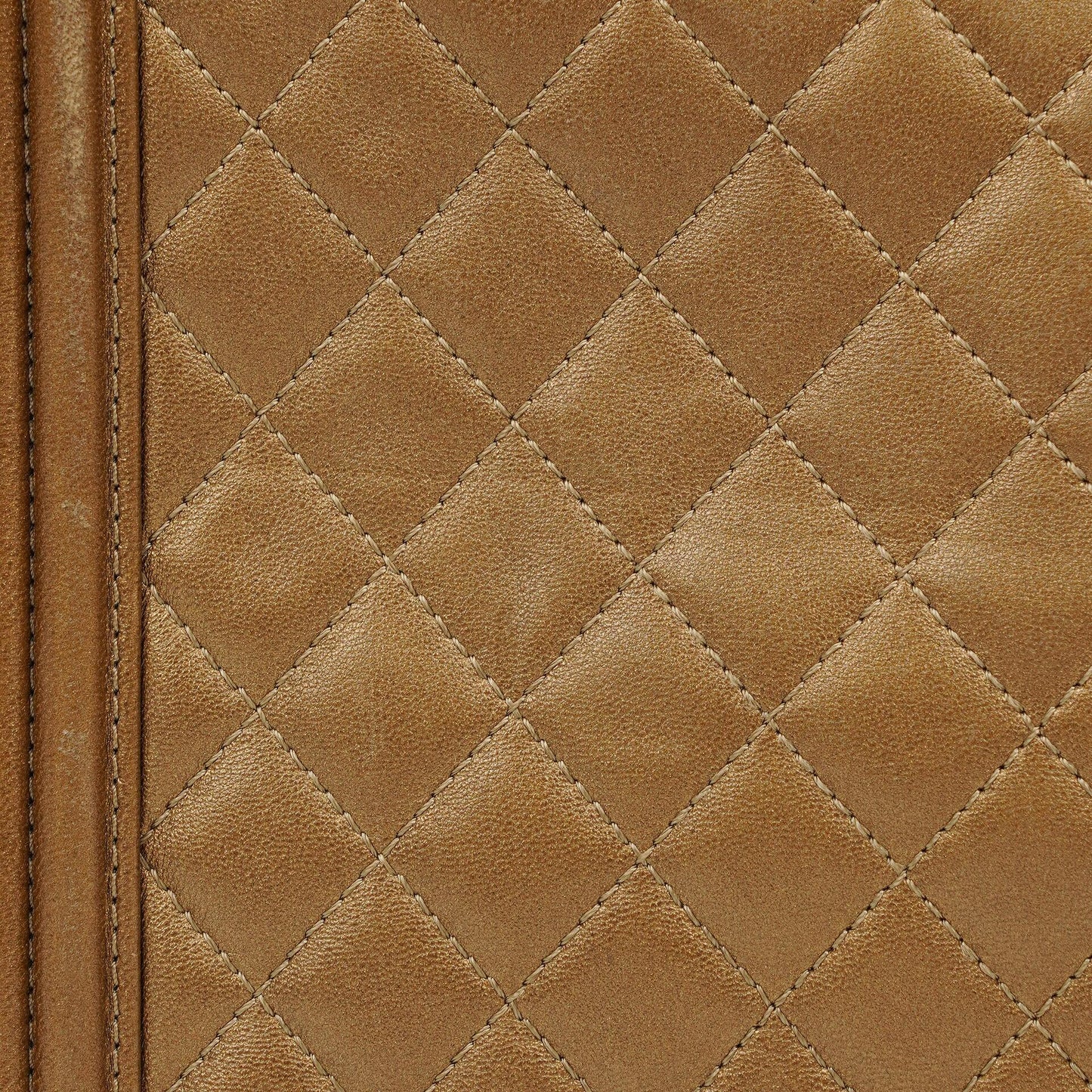 Chanel Große Boy gesteppte Flap Bag in Gold Metallic mit gealterten goldfarbenen Beschlägen