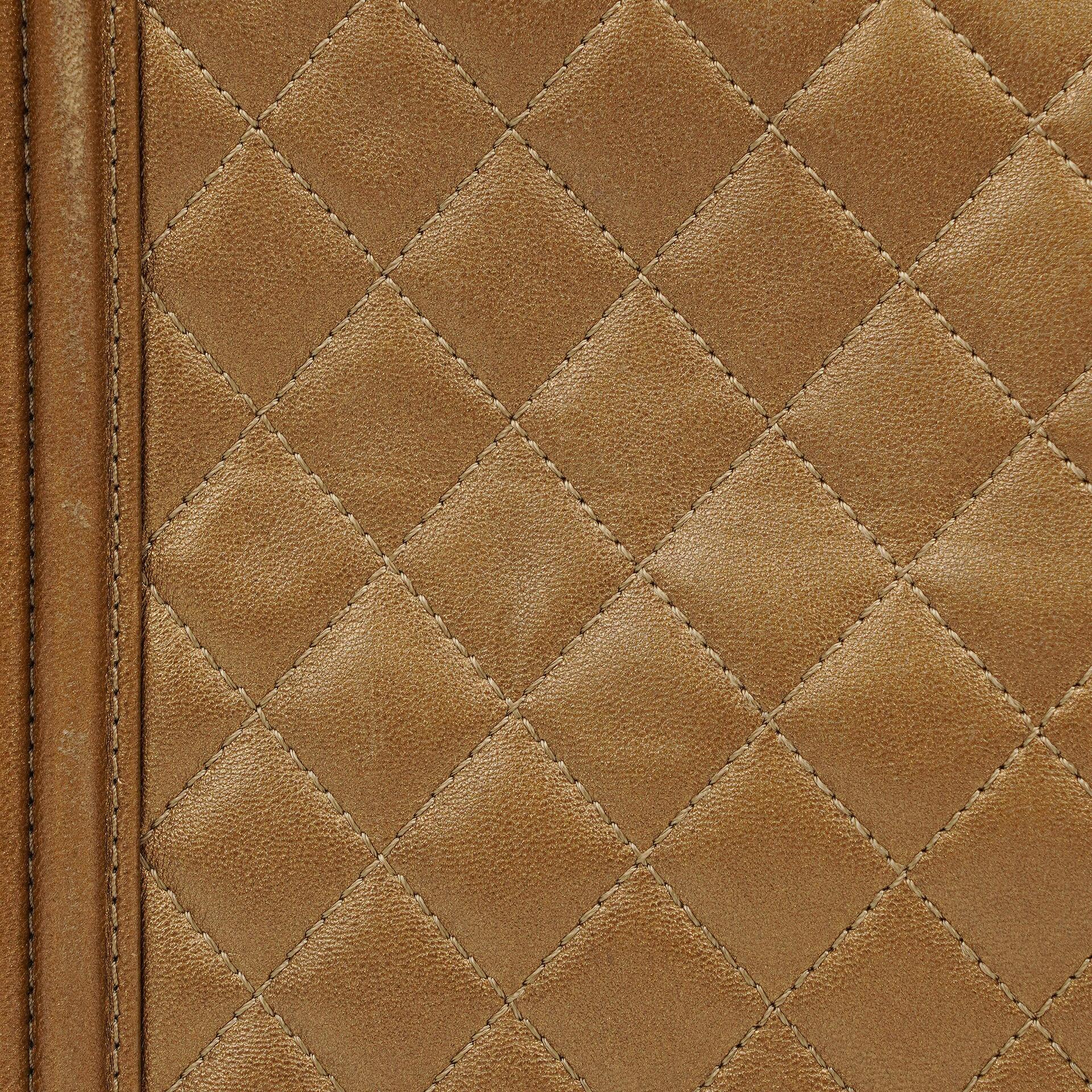 Chanel Große Boy gesteppte Flap Bag in Gold Metallic mit gealterten goldfarbenen Beschlägen