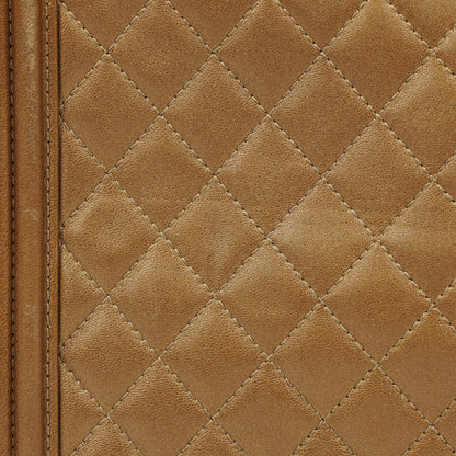 Chanel Große Boy gesteppte Flap Bag in Gold Metallic mit gealterten goldfarbenen Beschlägen