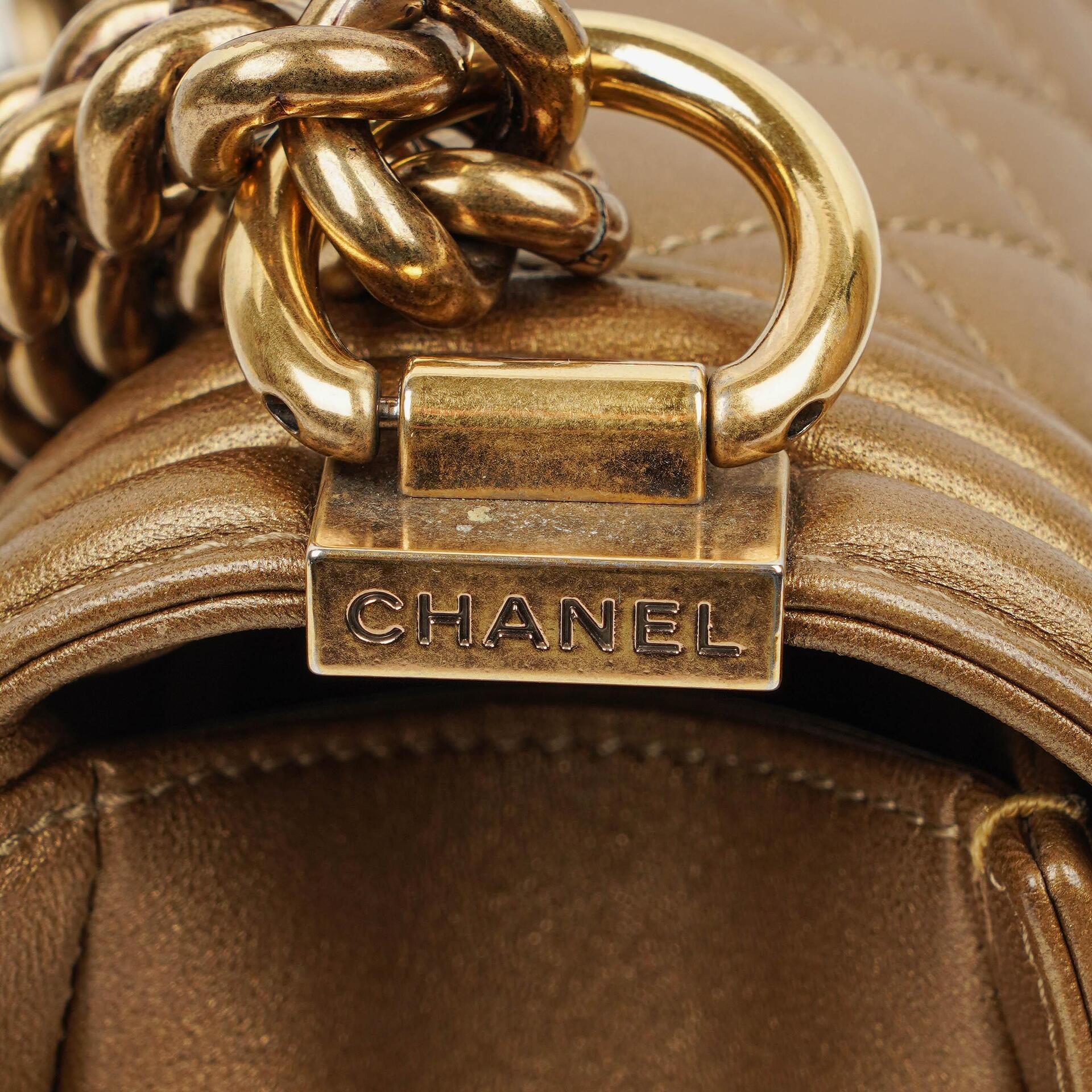 Chanel Große Boy gesteppte Flap Bag in Gold Metallic mit gealterten goldfarbenen Beschlägen
