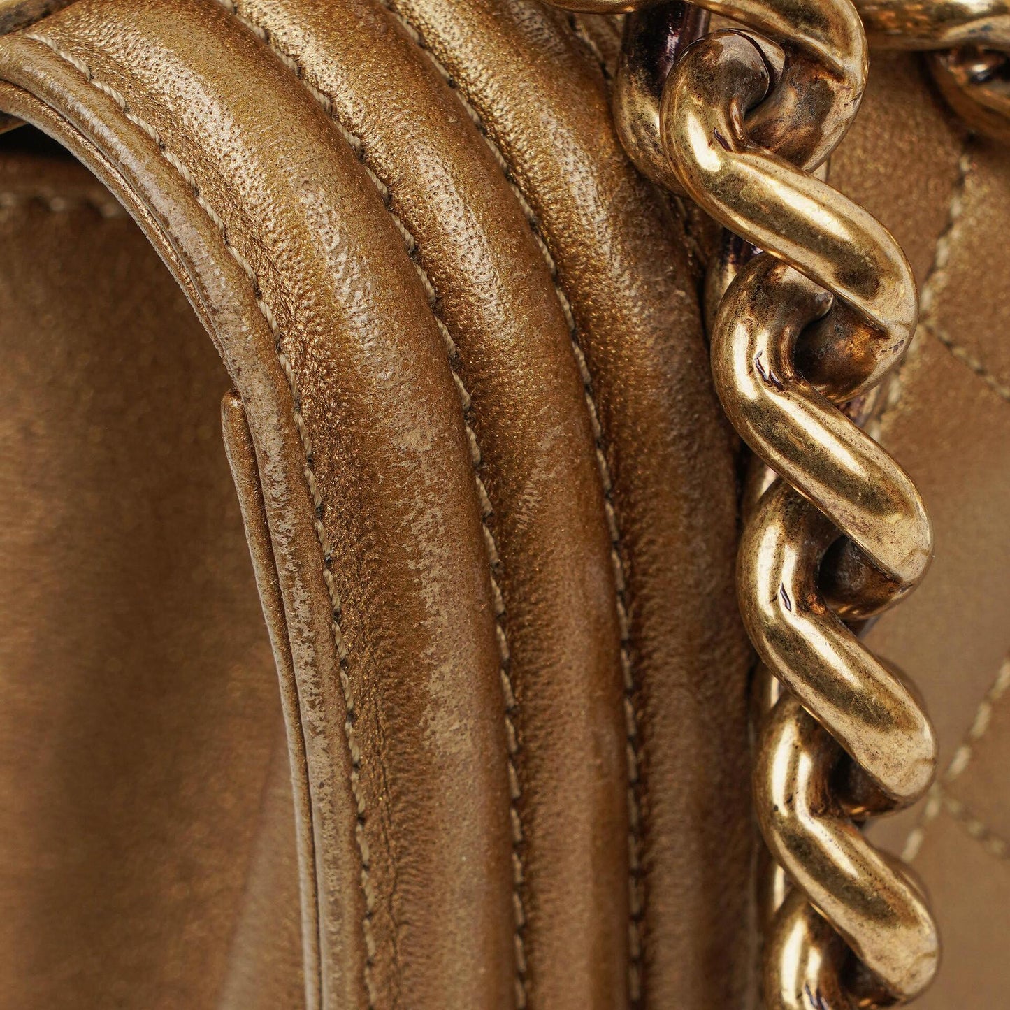 Chanel Große Boy gesteppte Flap Bag in Gold Metallic mit gealterten goldfarbenen Beschlägen