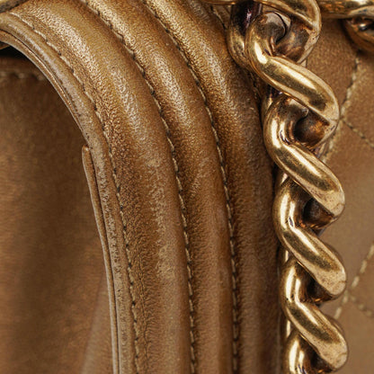 Chanel Große Boy gesteppte Flap Bag in Gold Metallic mit gealterten goldfarbenen Beschlägen