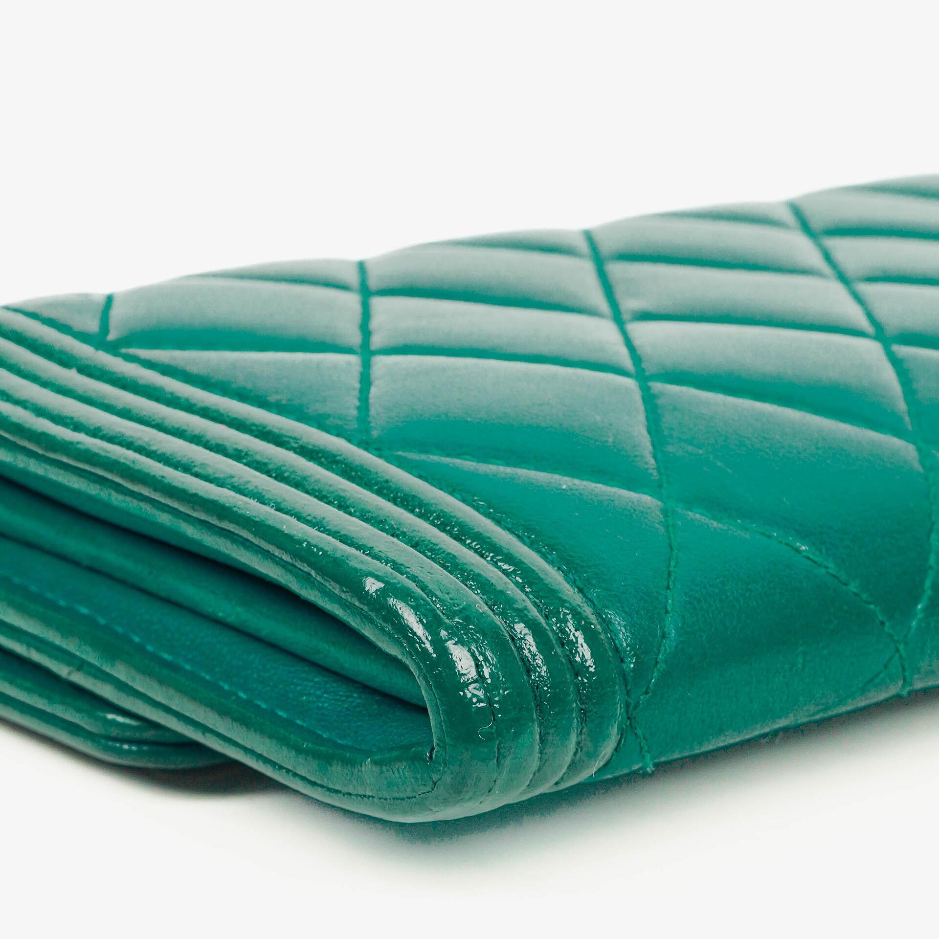 Chanel Boy Gusset große Klappgeldbörse aus gestepptem Lammleder in Metallic-Türkis