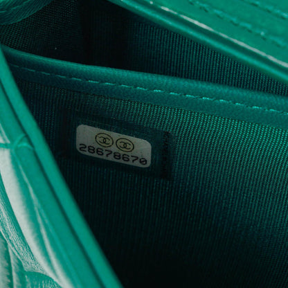 Chanel Boy Gusset große Klappgeldbörse aus gestepptem Lammleder in Metallic-Türkis