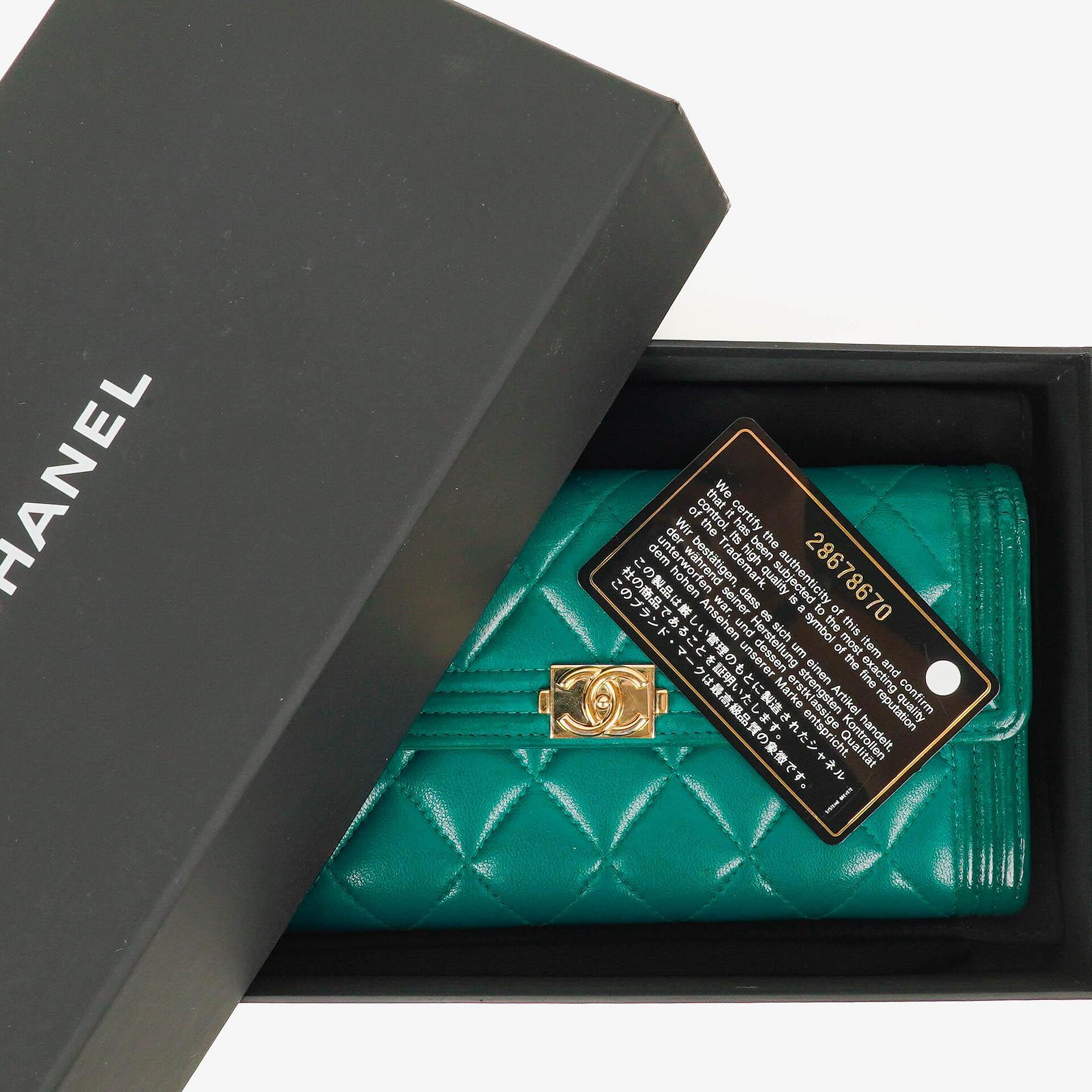 Chanel Boy Gusset große Klappgeldbörse aus gestepptem Lammleder in Metallic-Türkis